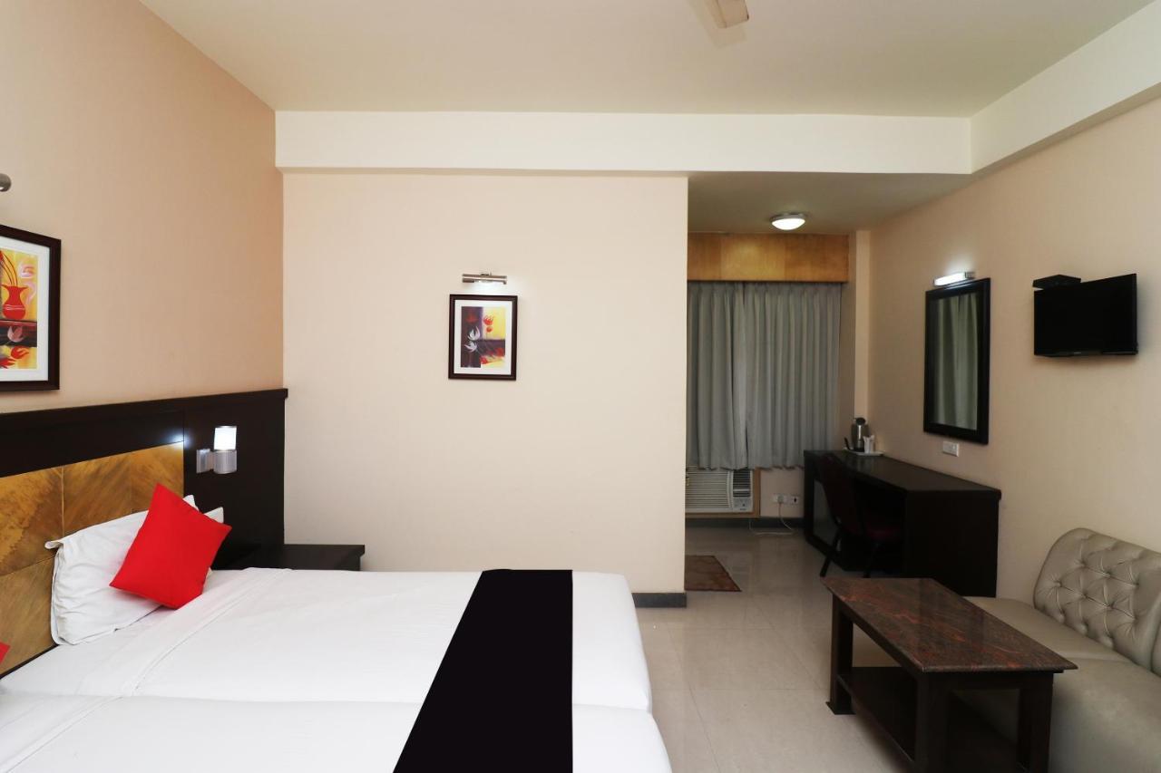 Capital O 40848 Hotel Mirabel Kupand Esterno foto
