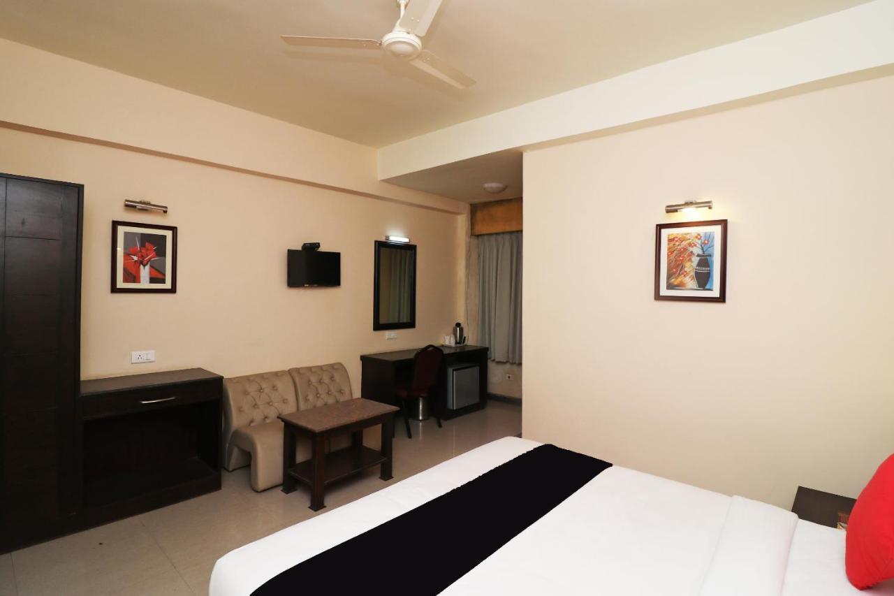 Capital O 40848 Hotel Mirabel Kupand Esterno foto