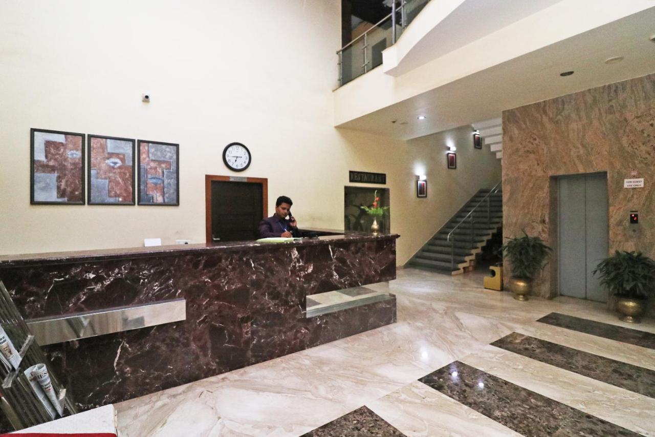 Capital O 40848 Hotel Mirabel Kupand Esterno foto